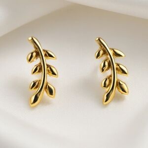 Minimalist Gold Leaf Stud Earrings – Elegant Nature-Inspired Jewelry, Chic Studs